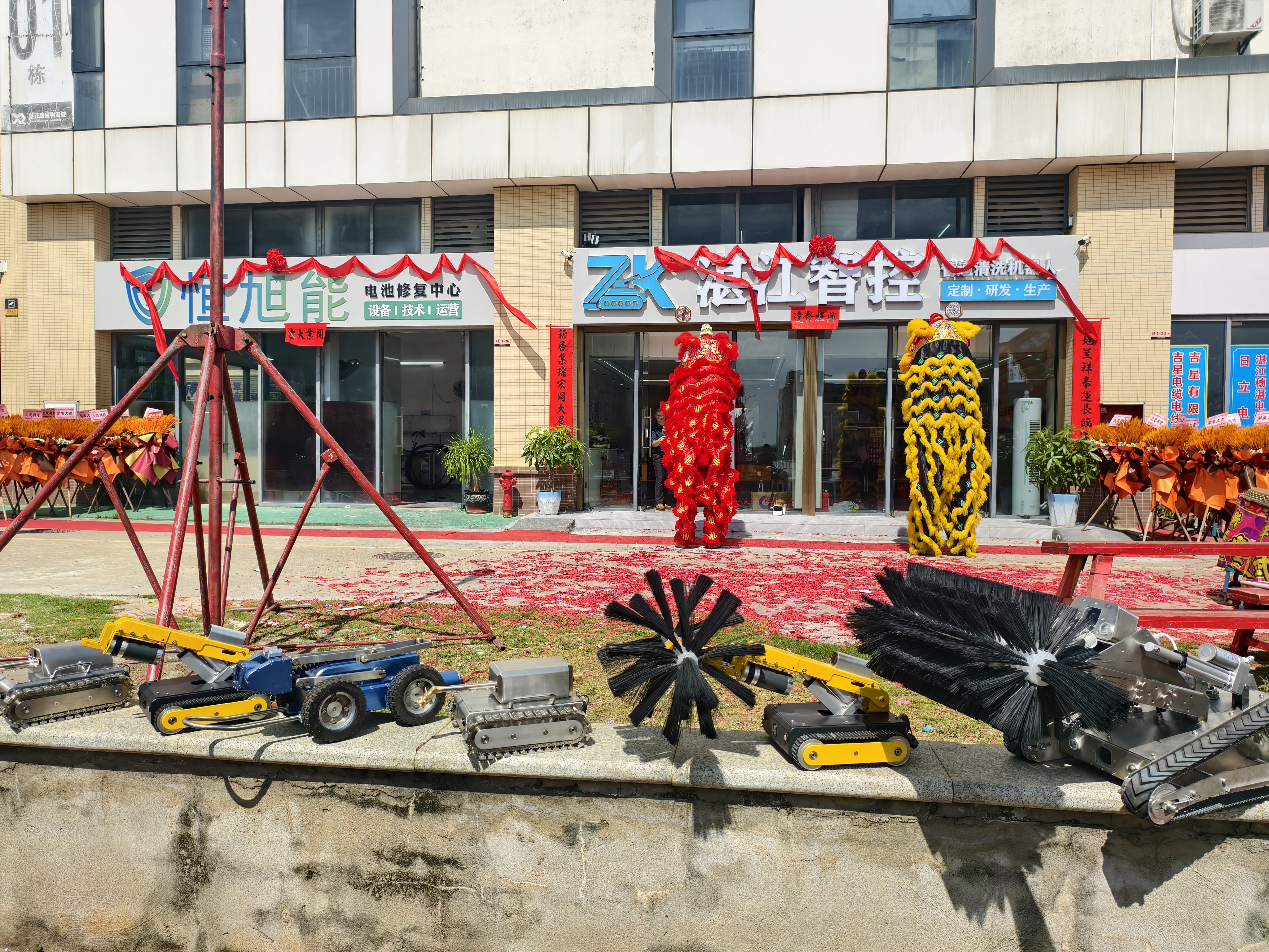 Q37 air conditioning robot, K22 pipeline inspection robot, G36 kitchen duct cleaning robot,X6 livestock manure cleaning robot, S6 water tank cleaning robot in new company.jpg